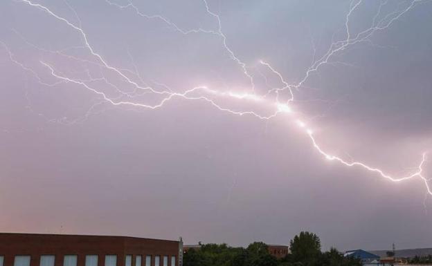 Junio comienza con tormentas fuertes y León registra 370 rayos en una noche