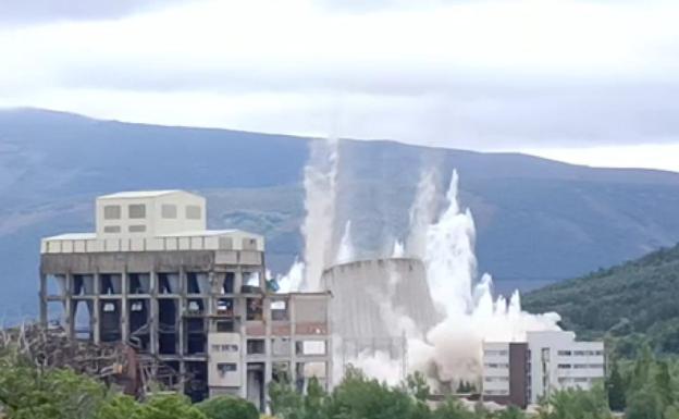 La central de Anllares se desintegra: adiós a la torre de refrigeración