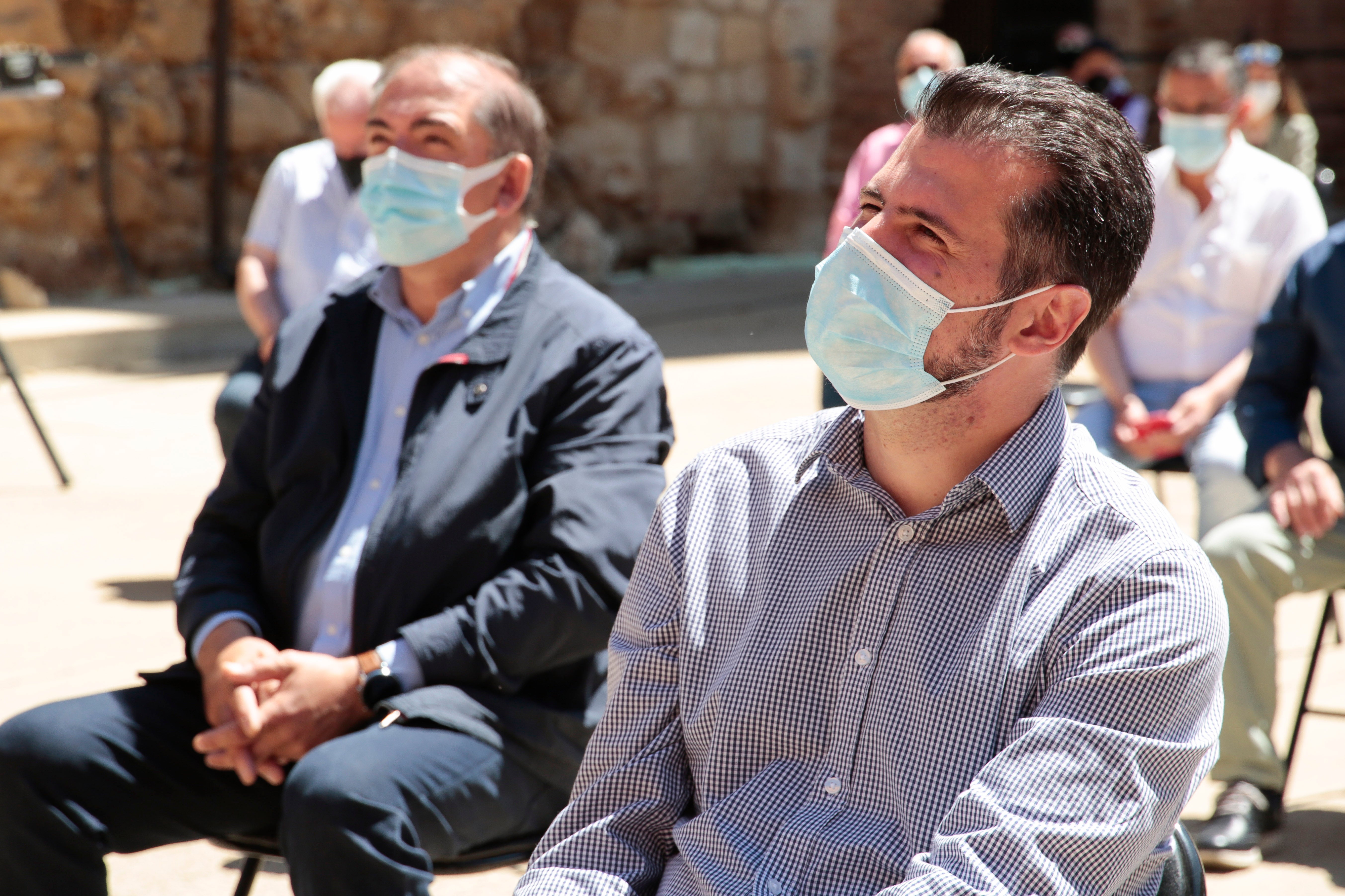 Luis Tudanca participa en la entrega de carnés a afiliados de la zona de Sahagún