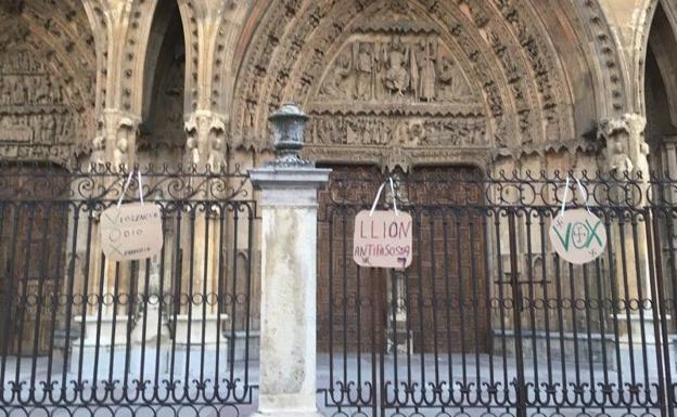 La Catedral de León aparece con carteles contra la visita de los diputados de VOX a la provincia