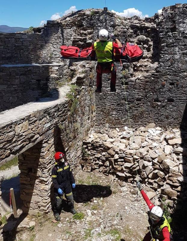 Un turista se despeña desde un muro de seis metros en el castillo de Sarracín, en Vega de Valcarce