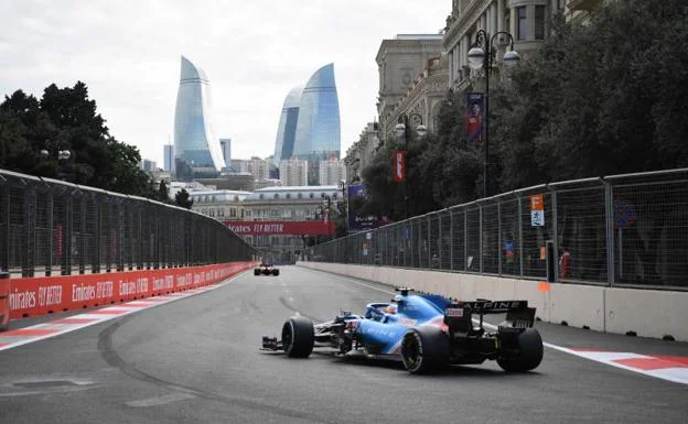 Alonso con el Alpine en el circuito de Bakú/afp