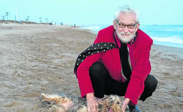 El arquitecto, pintor, diseñador y escritor Oscar Tusquets, en la playa con su perro. /eva blanch