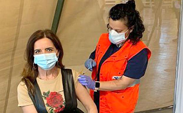 Ana Carlota Amigo se vacuna: «Con cada pinchazo damos un paso más para volver a nuestra vida de siempre»