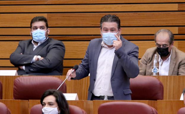 Santos pide a Mañueco soluciones ante los 82.000 habitantes perdidos en la Región Leonesa desde 2001