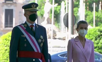 La Reina Letizia se rinde al rosa, su nuevo color fetiche