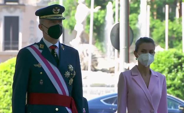 La Reina Letizia se rinde al rosa, su nuevo color fetiche