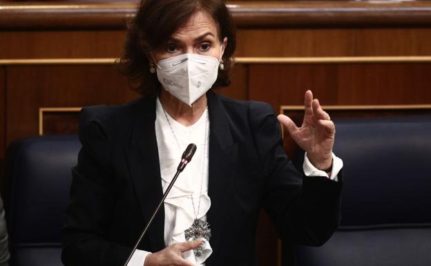 Calvo defiende los indultos y acusa al PP de ir «detrás» de Vox