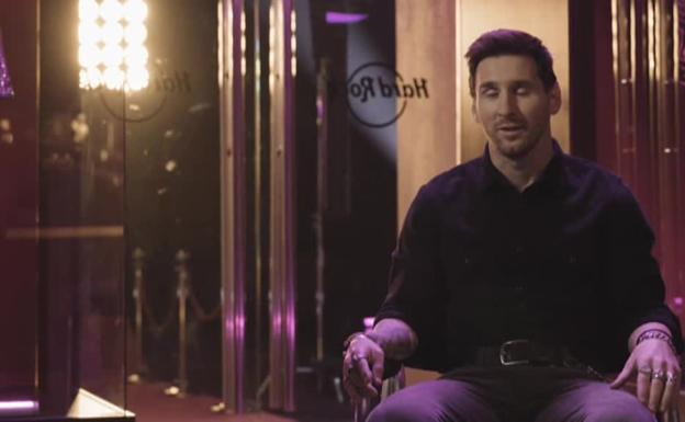 Messi cambia el balón por la guitarra