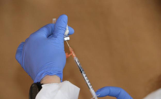 León da el salto de la vacuna contra la covid a los nacidos en 1980