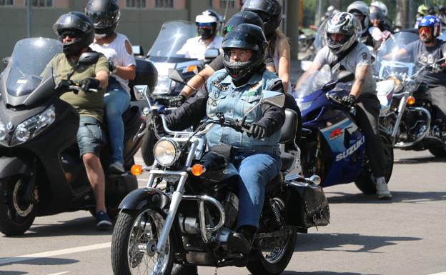 Más de 150 motoristas se manifiestan en León contra «el ataque constante» de la DGT y la falta de protección en carretera