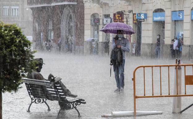 Las temperaturas permanecen altas este lunes y las tormentas tendrán en riesgo amarillo a León