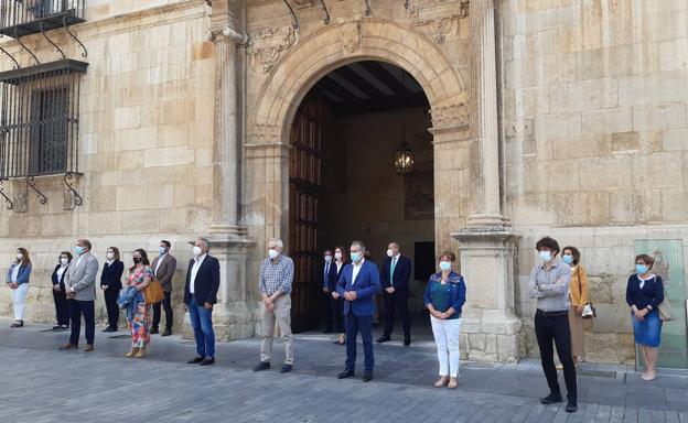 La Diputación guarda un minuto de silencio y condena la violencia machista contra las mujeres y los menores