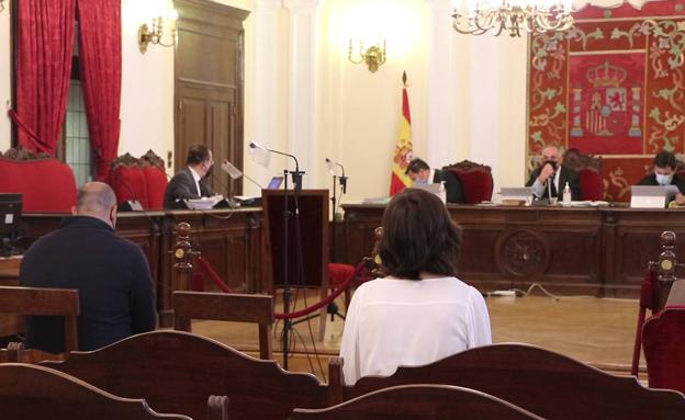 Seis menores acusan al monitor deportivo de «entrar en los vestuarios» y «pedir fotos mías desnudo»