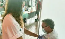 Javier Izquierdo se vacuna contra la covid y pone en valor la labor de los sanitarios