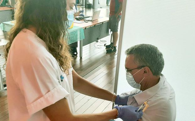 Javier Izquierdo se vacuna contra la covid y pone en valor la labor de los sanitarios