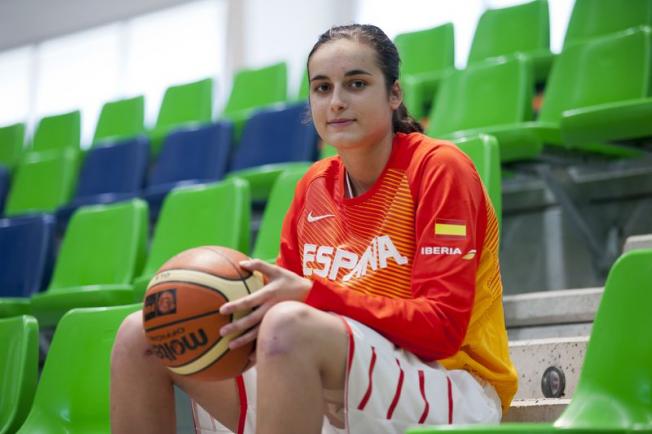 La leonesa Ángela Salvadores, a la burbuja paralela de la Selección de Baloncesto