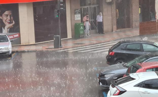 La previsión se cumple en León: una fuerte tormenta sorprende en una calurosa tarde en la provincia