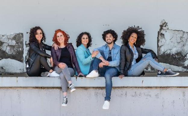 La firma leonesa Carobels presenta una línea de productos para cabellos rizados con modelos de León