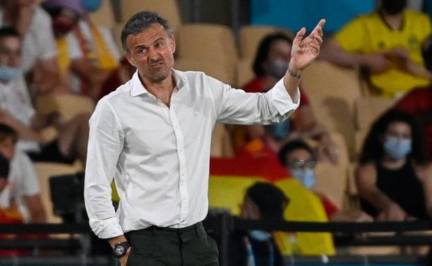 Luis Enrique siempre tiene el aire de acabar de salir de una gripe