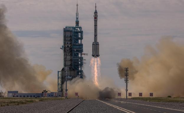 China lanza con éxito la nave espacial tripulada Shenzhou-12