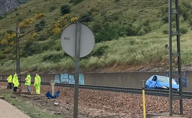 Una salida de vía de un coche en Villamanín interrumpe el tráfico ferroviario