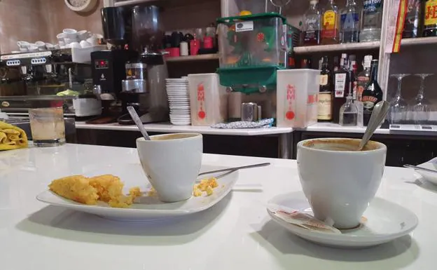 Dos tazas en una barra de un bar de León.