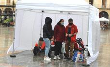 Cruz Roja y los hosteleros conciencian a los jóvenes sobre las drogas y el sexo desde la Plaza Mayor de León