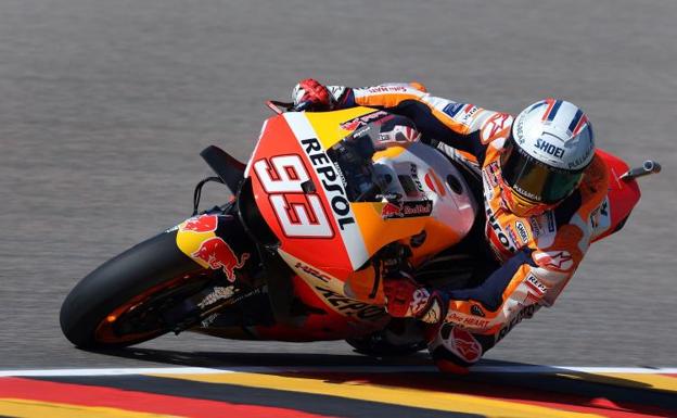 Oliveira mantiene su empuje en un buen día para Márquez