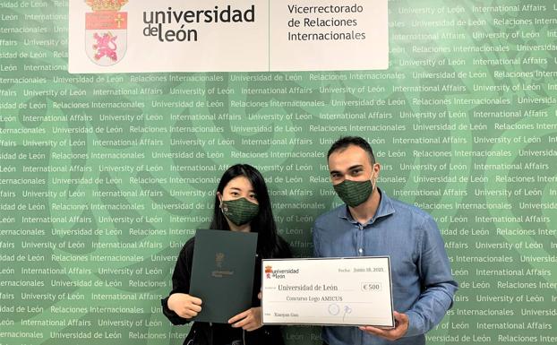 La estudiante de economía de la ULE, Xioyang Guo, recibe el premio de diseño del logo 'Amicus'