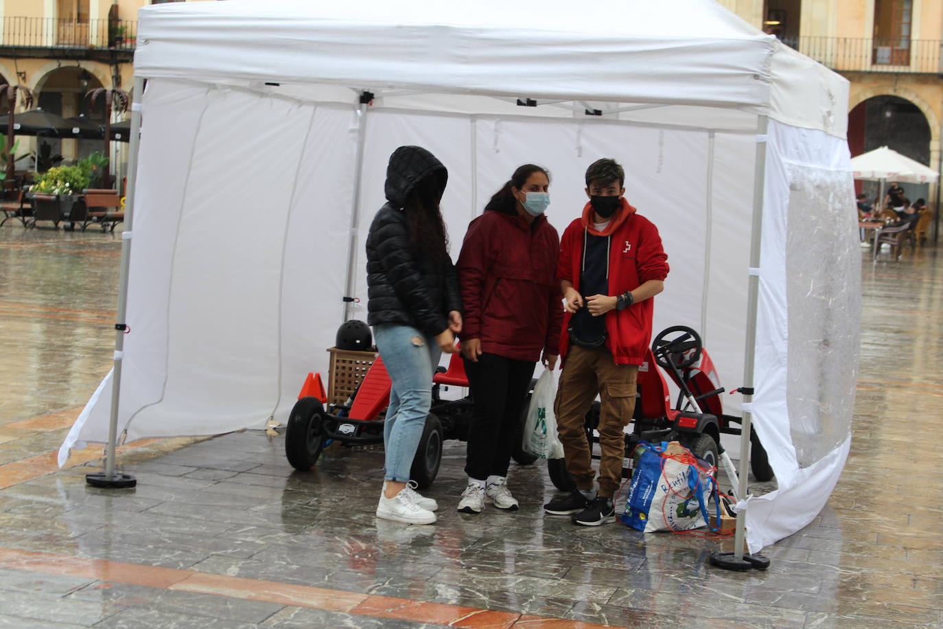 Cruz Roja y los hosteleros conciencian a los jóvenes sobre las drogas y el sexo desde la Plaza Mayor de León