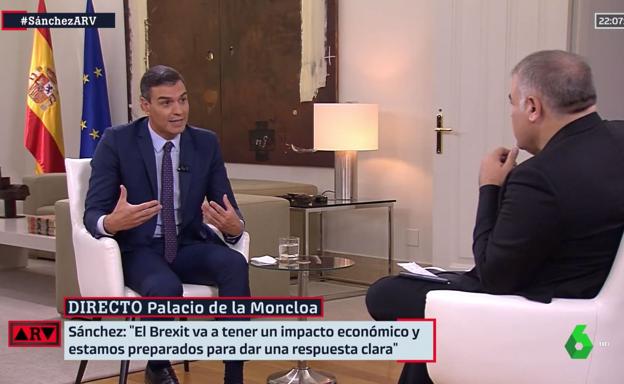 Antonio García Ferreras (d) entrevista, en el Palacio de La Moncloa al presidente del gobierno en funciones, Pedro Sánchez (i) en el programa 'Especial Al Rojo Vivo»'./R. C.