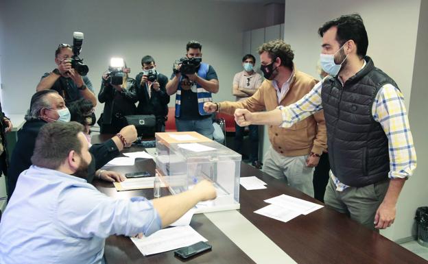 Javier Santiago arrasa, gana por más de mil votos a su rival, y se convierte en el nuevo presidente del PP de León