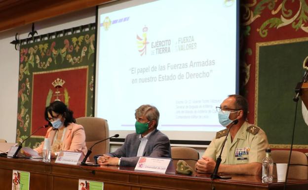 El general jefe del Maca aborda la temática del Derecho en las Fuerzas Armadas ante los universitarios