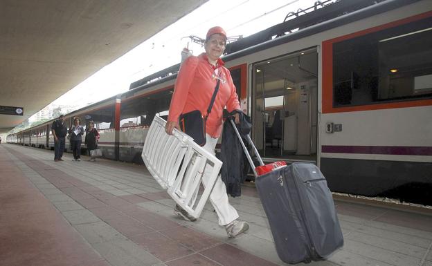 León recupera el tren playero tras la pandemia rumbo a los arenales de Gijón