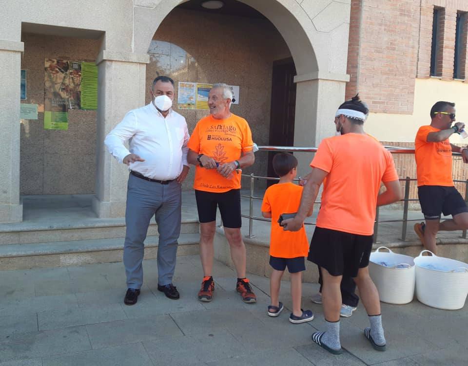 Eduardo Morán recibe en Camponaraya a los participantes de 'A Santiago contra el cáncer'