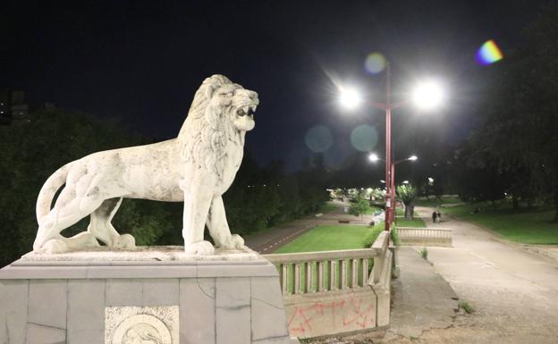 León vive una noche diferente, pero no renuncia a celebrar la magia de San Juan