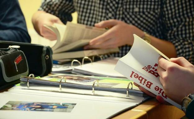 La Junta ayuda a 1.766 alumnos de la comunidad matriculados en estudios postobligatorios que se han quedado sin la beca estatal