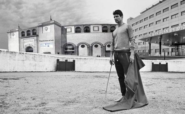 José María Manzanares regresa a la plaza de toros de León después de su intervención de columna en la ciudad el pasado septiembre