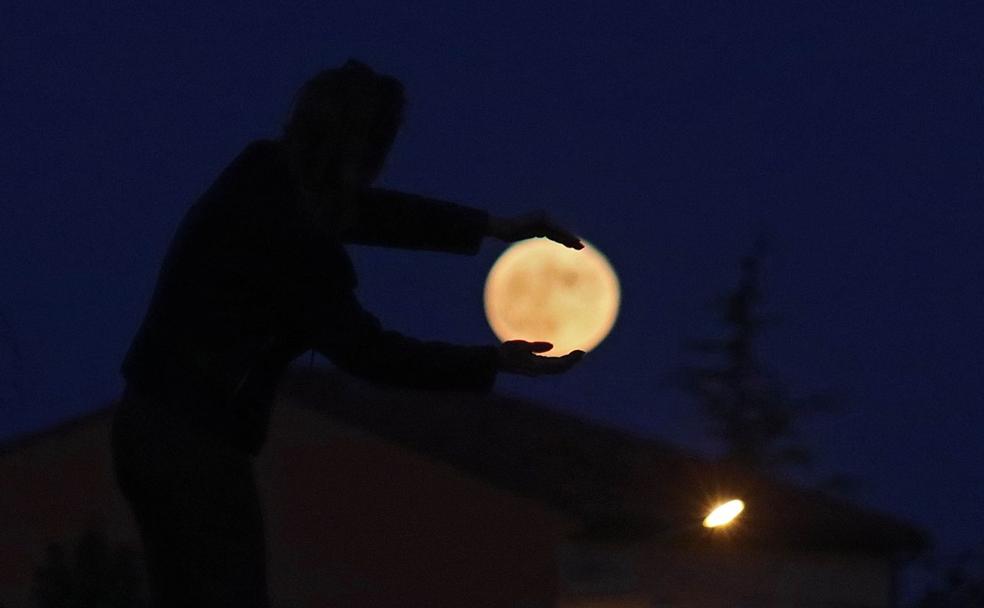 Imagen de la última superluna del año 2021. La mejor visibilidad se obtuvo en la madrugada de este viernes. /Peio GArcía