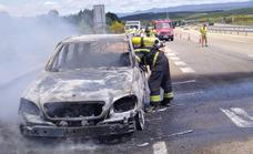 El incendio de un vehículo en la A-6 en Villagatón moviliza a efectivos de Bomberos