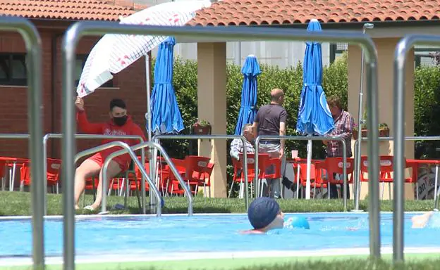 Cuadros inaugura verano y abre sus piscinas a León
