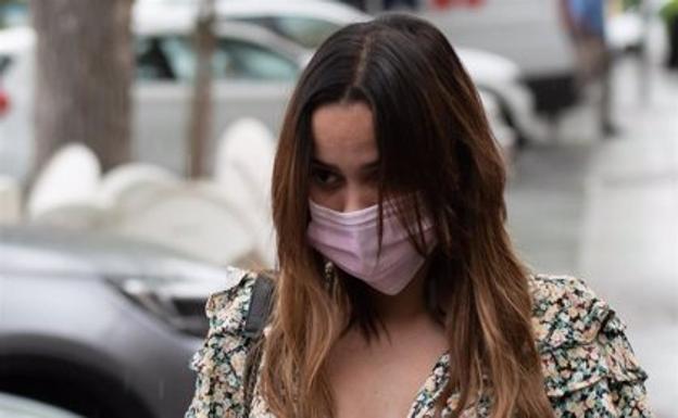 Gloria Camila, preocupada por su padre, no se separa de él