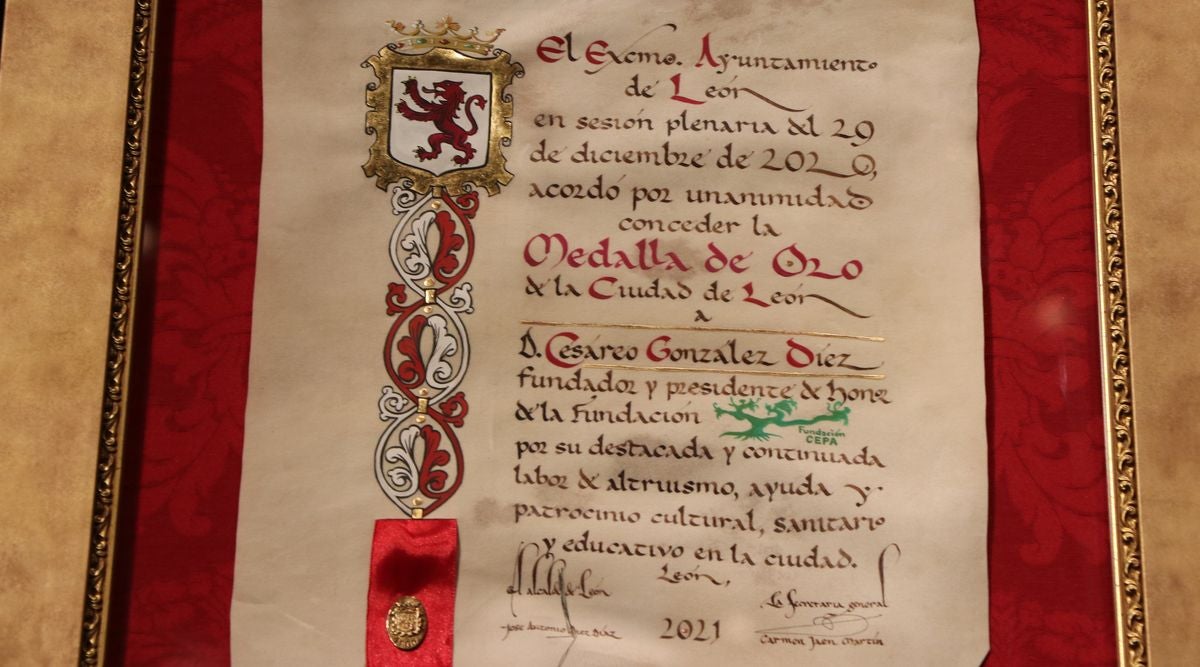 Cesáreo González recibe la Medalla de Oro de la ciudad de León