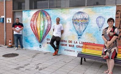 Un mural de Carlos Cuenllas reivindica los derechos del colectivo LGTBI+ en la Era de Trobajo del Camino