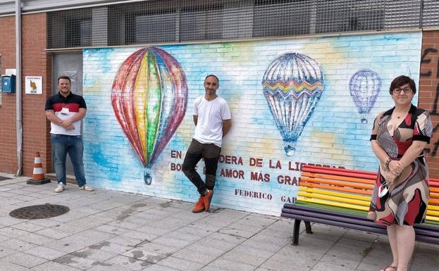 Un mural de Carlos Cuenllas reivindica los derechos del colectivo LGTBI+ en la Era de Trobajo del Camino