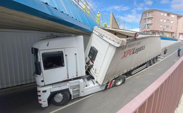 Un camión 'encalla' en el vial subterráneo de la Calle Príncipe y bloquea el paso en la zona