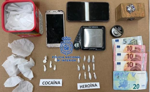 La detención de tres personas acaba con varios puntos de venta de droga y un 'narco piso' desactivado