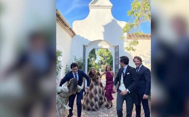 Tamara Falcó e Íñigo Onieva, diversión y amor en la boda de unos amigos