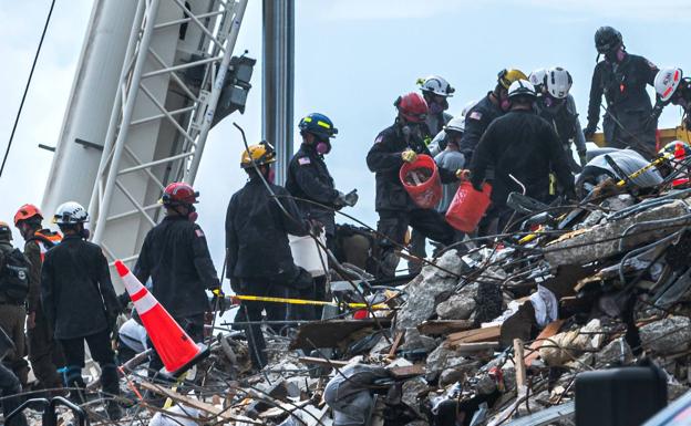 Búsqueda de supervivientes en el edifico derrumbado en Miami./AFP